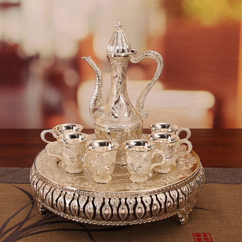 Set de accesorii pentru vin – Luxos, 8 piese, cu 6 pahare, 1 carafă și 1 farfurie – Stil Retro Lux