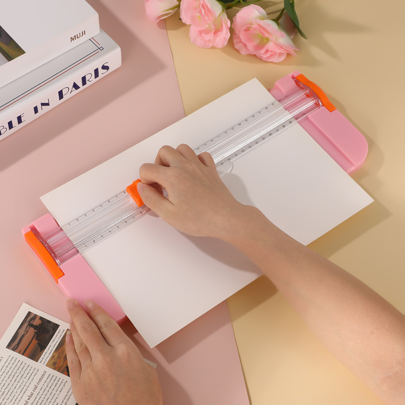 Kézi A4-es papírvágó műanyag alapú, csúszó vágó, modell 853A4