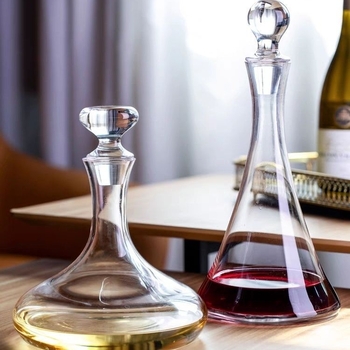 Dekanter borhoz ólommentes kristályüvegből fedéllel, kapacitás ≥1000 ml, új kínai stílus