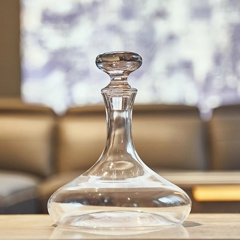 Dekanter borhoz ólommentes kristályüvegből fedéllel, kapacitás ≥1000 ml, új kínai stílus