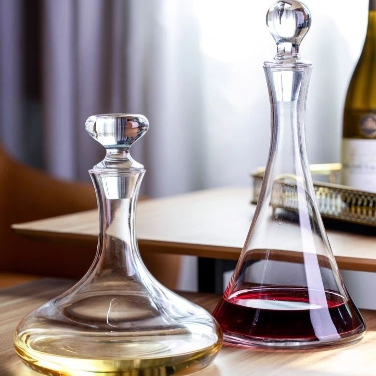 Dekanter borhoz ólommentes kristályüvegből fedéllel, kapacitás ≥1000 ml, új kínai stílus
