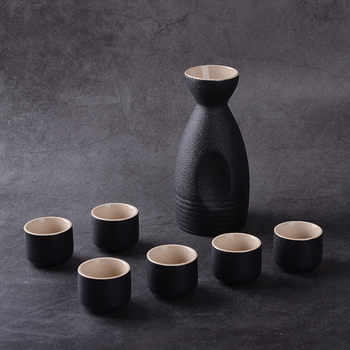 Sake set u japanskom stilu, keramika, sedmeročlani set (jedna posuda i šest čaša), vrhunska kvaliteta