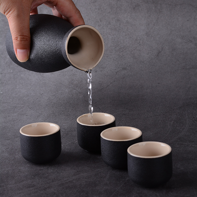 Sake set u japanskom stilu, keramika, sedmeročlani set (jedna posuda i šest čaša), vrhunska kvaliteta