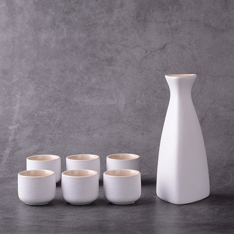 Sake set u japanskom stilu, keramika, sedmeročlani set (jedna posuda i šest čaša), vrhunska kvaliteta