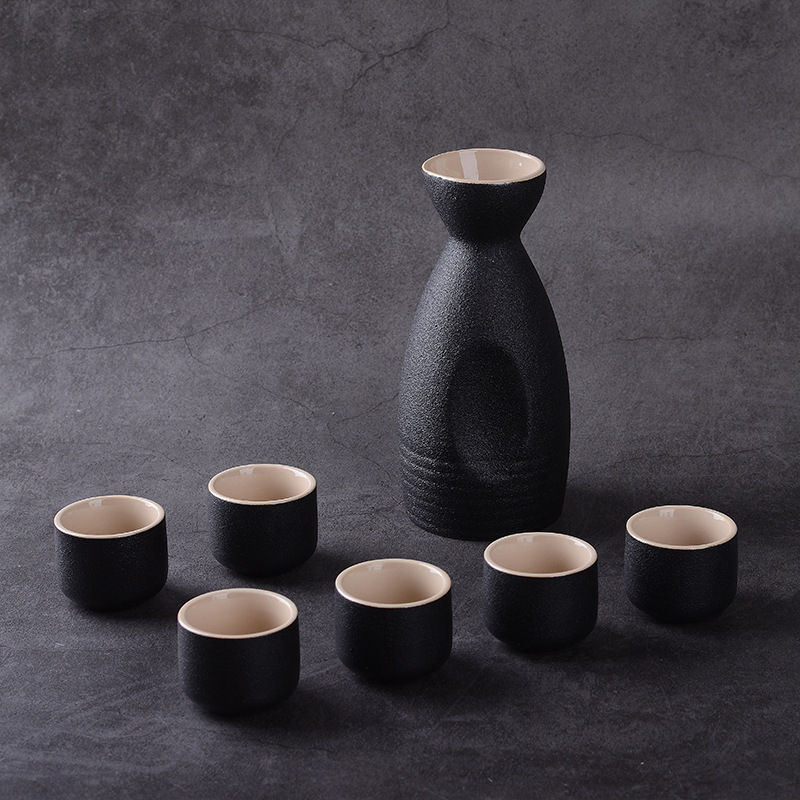 Sake set u japanskom stilu, keramika, sedmeročlani set (jedna posuda i šest čaša), vrhunska kvaliteta