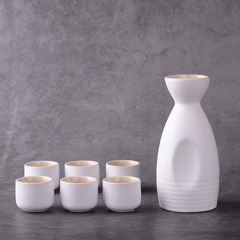 Sake set u japanskom stilu, keramika, sedmeročlani set (jedna posuda i šest čaša), vrhunska kvaliteta