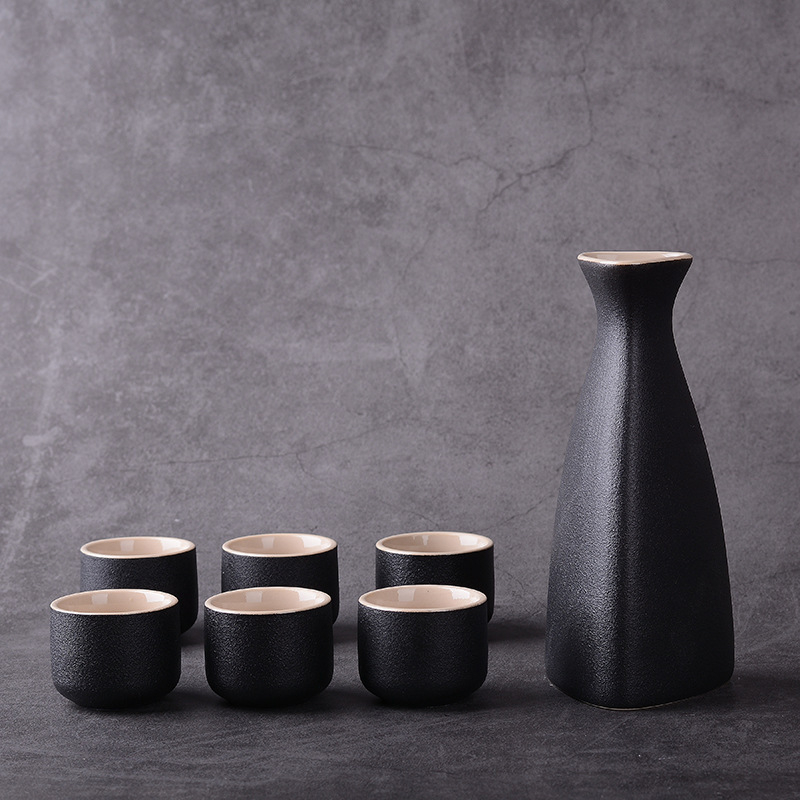 Sake set u japanskom stilu, keramika, sedmeročlani set (jedna posuda i šest čaša), vrhunska kvaliteta