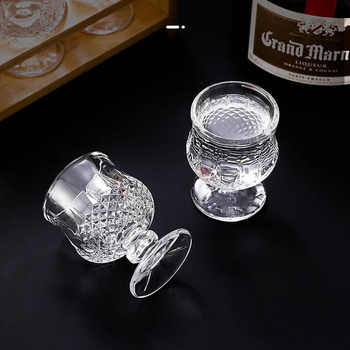 Čaša za vino od stakla s ugraviranim cvjetnim uzorkom, visokim stalkom, kapacitet 50 ml
