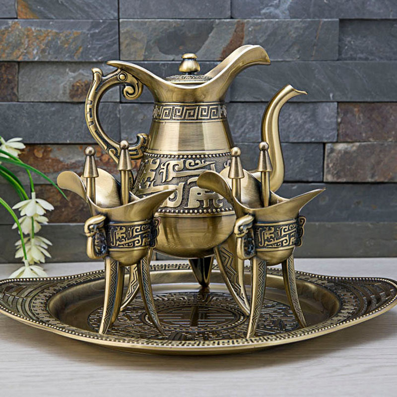 Metalni retro set za vino s čašom, vrčem i pladnjem – klasičan brončani stil
