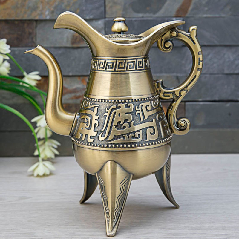 Metalni retro set za vino s čašom, vrčem i pladnjem – klasičan brončani stil
