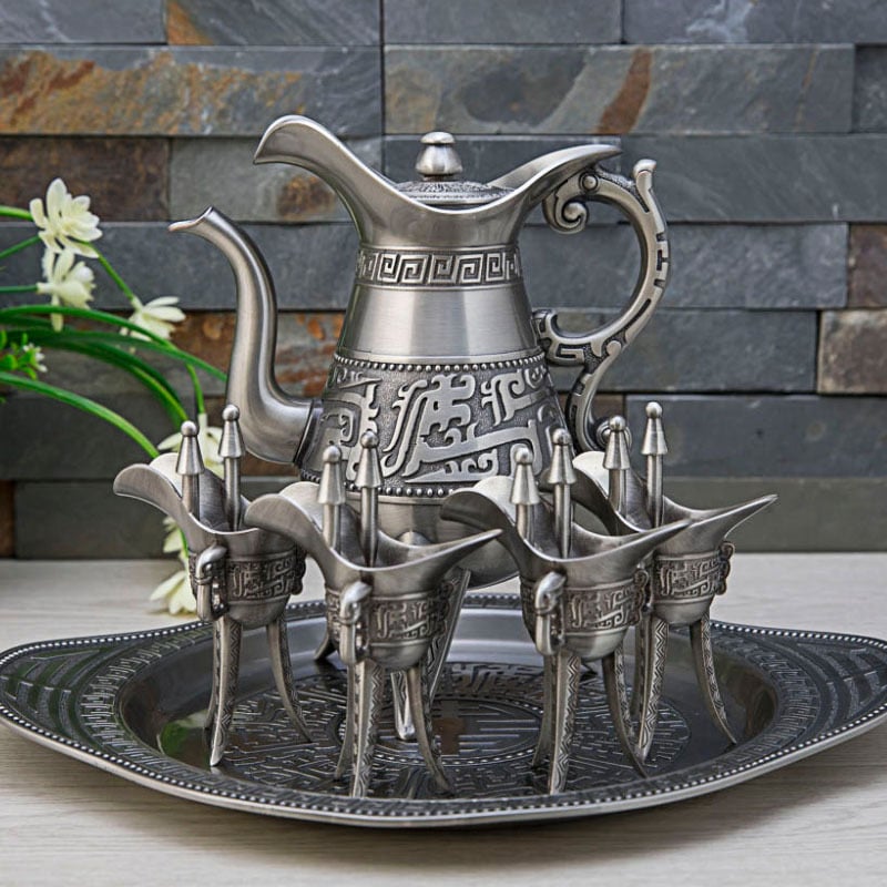 Metalni retro set za vino s čašom, vrčem i pladnjem – klasičan brončani stil