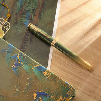 Bilježnica i olovka u darovnoj kutiji, u retro kineskom stilu, s graviranjem logotipa i personalizacijom (Brand HERO/HEROES; Metalno kućište; Vrh igle od iridija; Sustav napajanja tintom: rotirajući apsorber; Model Hero Thousand Miles)