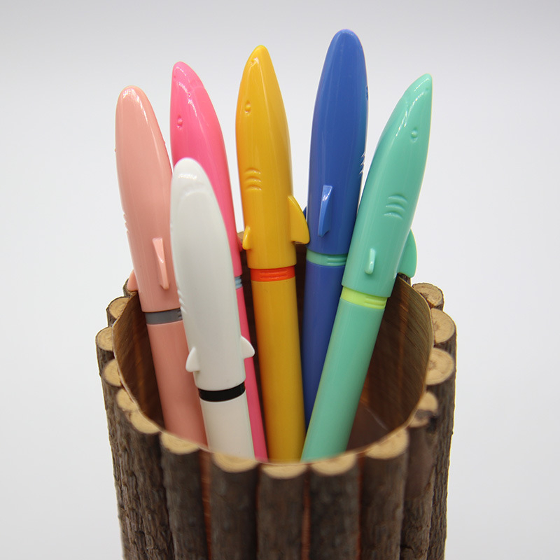 Plastično pero u obliku ajkule, s sustavom apsorpcije tinte, vrh od nehrđajućeg čelika, mogućnost prilagođenog logotipa, kutija od 20 kom