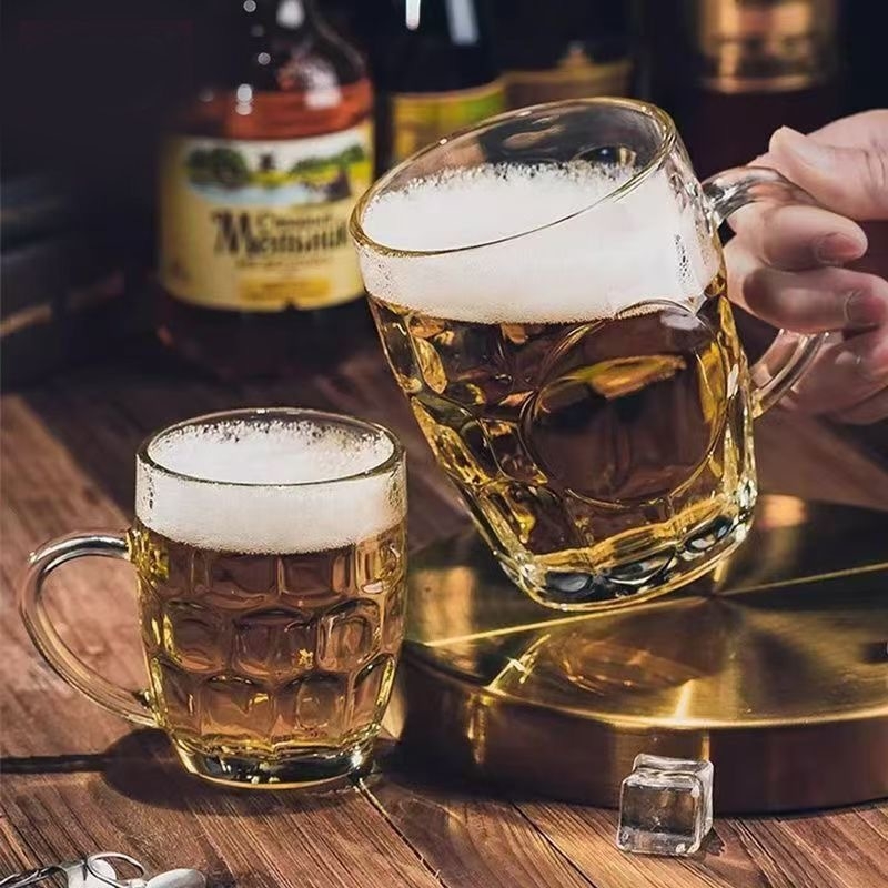 Pivska čaša s držalom, staklena, kapacitet 401-500 ml, moderni minimalisticki stil, pakiranje u papirnatoj kutiji