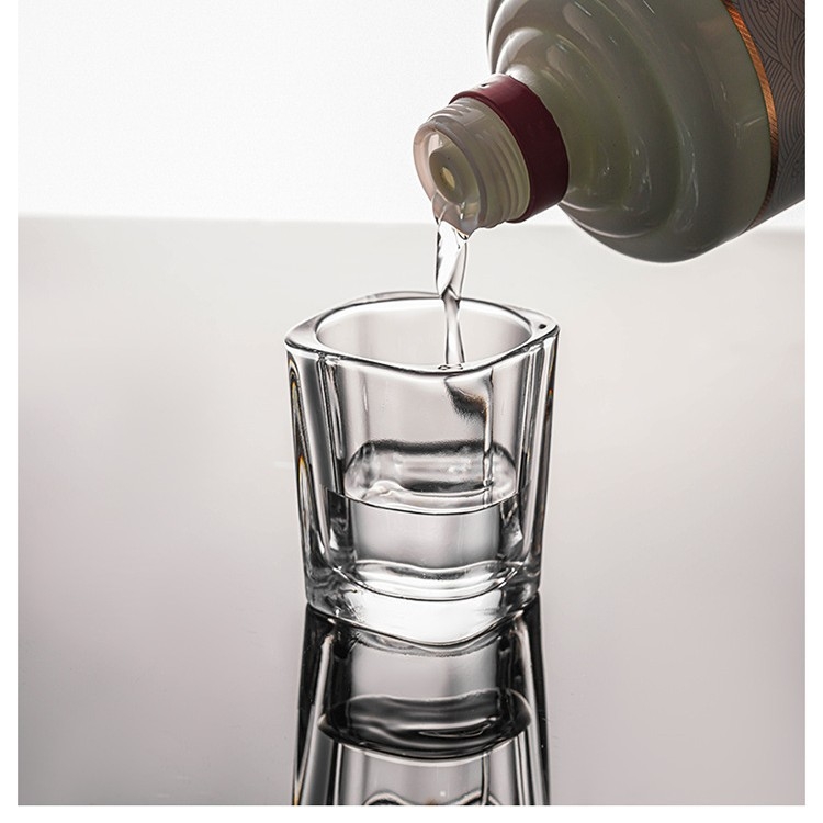 Set čaša za žestice — debelo četvrtasto staklo, kapacitet 1–100 ml, jednostavan stil, mogućnost otiska logotipa