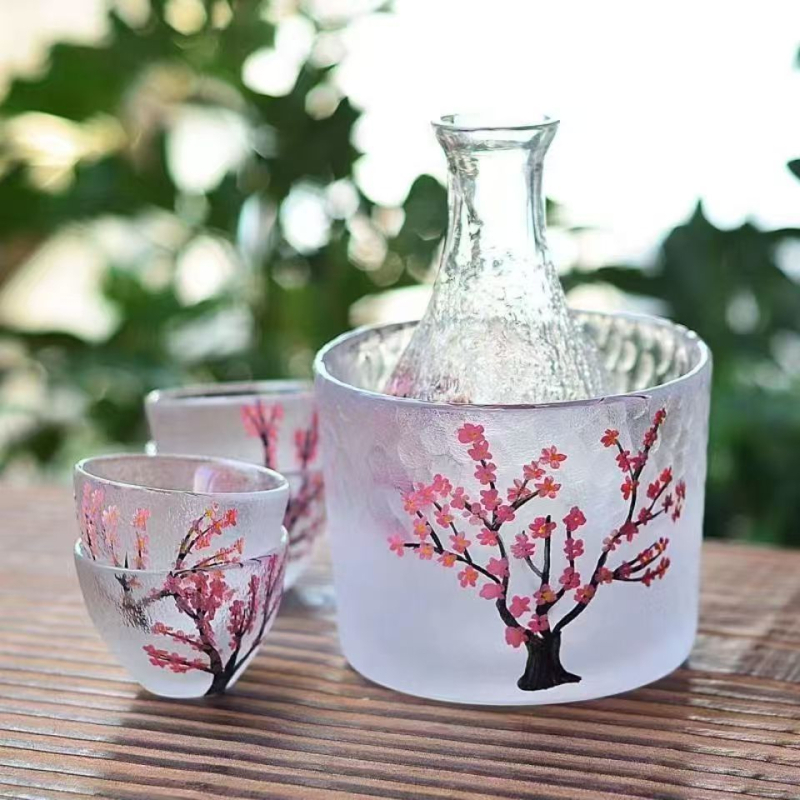 Staklena karafa za sake s kompletnim setom čašica, japanski stil, motiv cvjetova trešnje