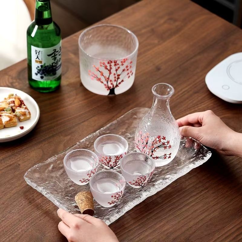 Staklena karafa za sake s kompletnim setom čašica, japanski stil, motiv cvjetova trešnje