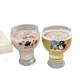 Staklena čaša za pivo s držačem, u kreativnom stilu, svježeg i simpatičnog izgleda.