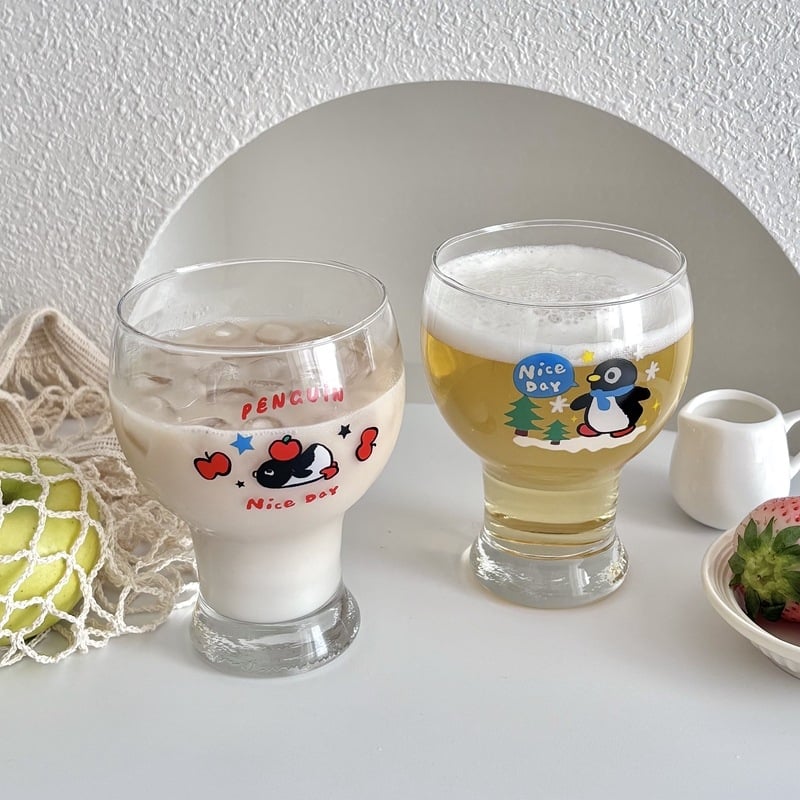 Staklena čaša za pivo s držačem, u kreativnom stilu, svježeg i simpatičnog izgleda.