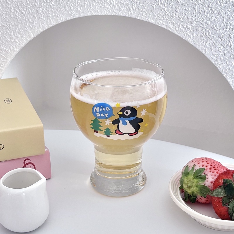 Staklena čaša za pivo s držačem, u kreativnom stilu, svježeg i simpatičnog izgleda.