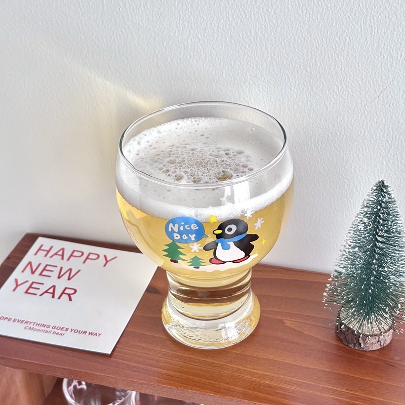 Staklena čaša za pivo s držačem, u kreativnom stilu, svježeg i simpatičnog izgleda.
