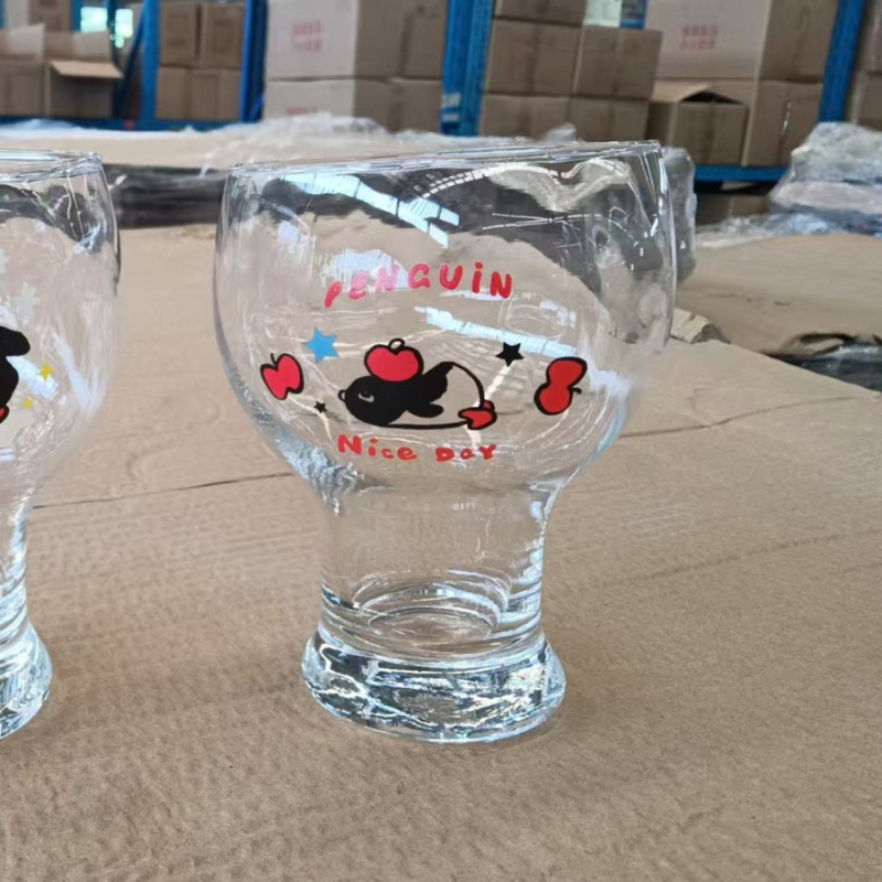 Staklena čaša za pivo s držačem, u kreativnom stilu, svježeg i simpatičnog izgleda.