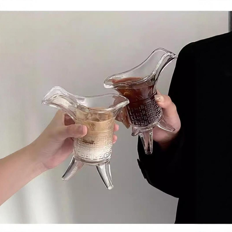 Staklena čaša za žestoko s tronožnim dizajnom, retro stil, kapacitet 1–100 ml