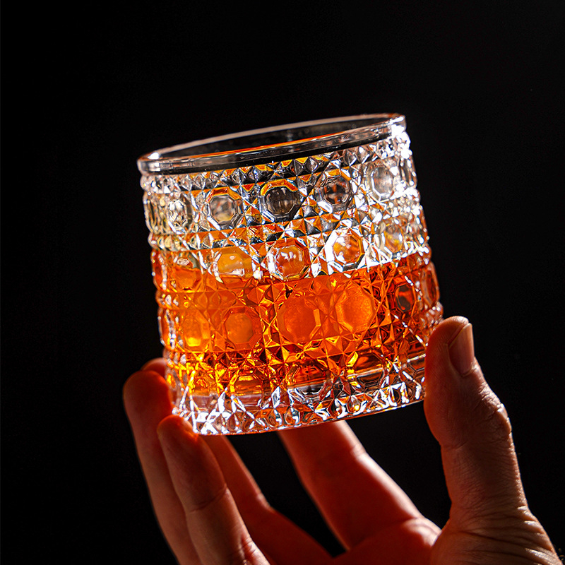 Rotirajuća čaša za whisky sa stalkom, staklena, kapacitet 201–300 ml, reljefni dizajn, stabilna
