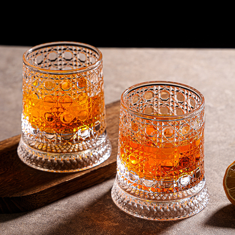 Rotirajuća čaša za whisky sa stalkom, staklena, kapacitet 201–300 ml, reljefni dizajn, stabilna