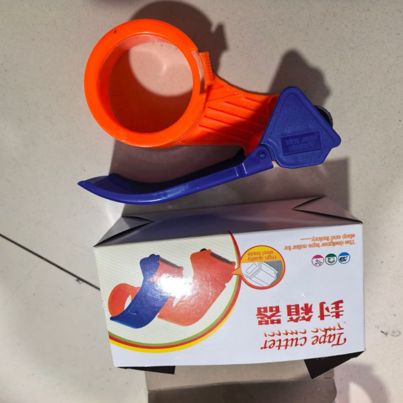 Plastični ručni rezač prozirne trake za pakiranje – Materijal: plastika; Model: Plastic Cutter; Neto težina: 58 g; Širina trake do 50 mm