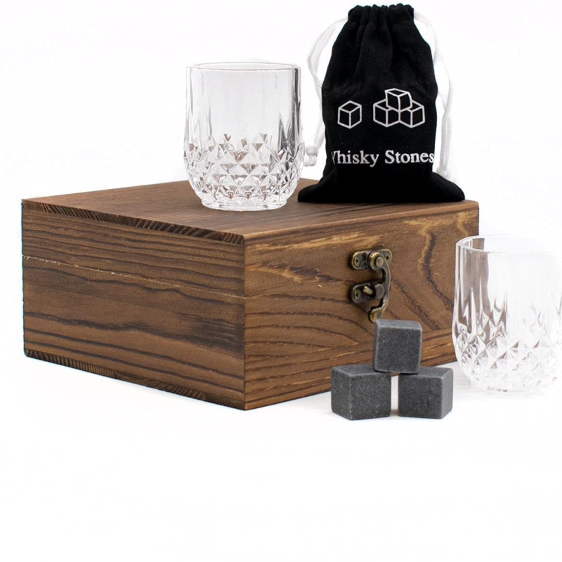 Whisky set s kamenčićima za led i staklenim čašama u drvenoj kutiji – Barware, Staklo, Premium kvaliteta, Lagani luksuz retro stil, Ljeto 2021