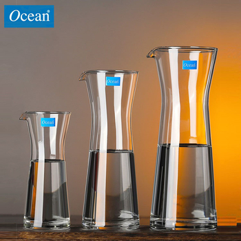 Üveg boröntő kifolyóval, modern és egyszerű stílus, logóval, borhoz tartozó eszközök