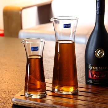 Üveg boröntő kifolyóval, modern és egyszerű stílus, logóval, borhoz tartozó eszközök