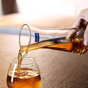 Üveg boröntő kifolyóval, modern és egyszerű stílus, logóval, borhoz tartozó eszközök