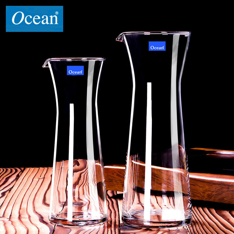 Üveg boröntő kifolyóval, modern és egyszerű stílus, logóval, borhoz tartozó eszközök