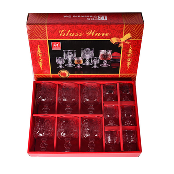 Párlatokhoz való pohár, magas talppal, gravírozott dizájnnal, kapacitás 1–100 ml, modern letisztult stílus