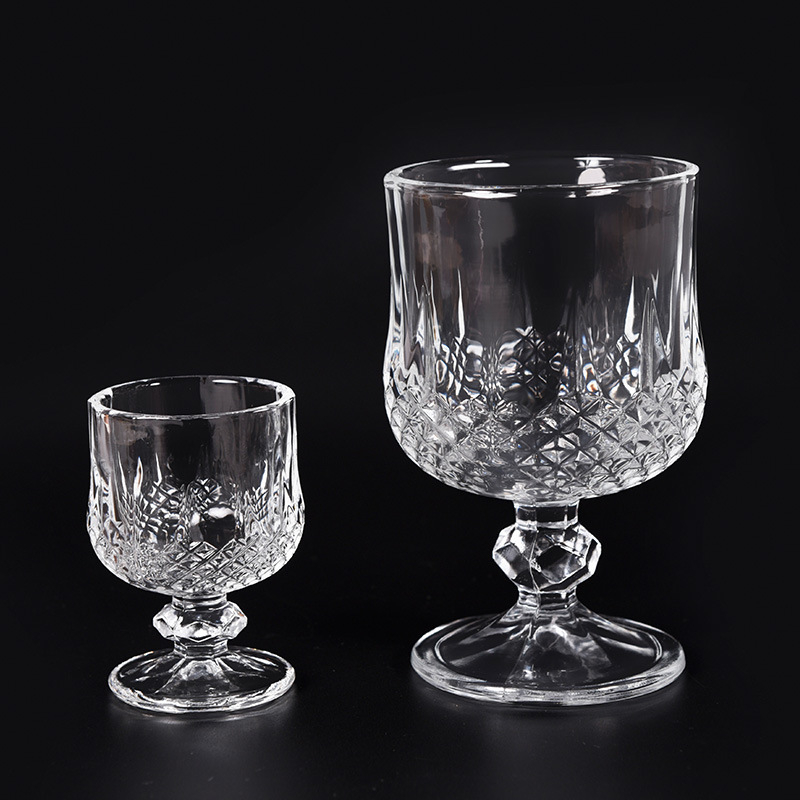 Párlatokhoz való pohár, magas talppal, gravírozott dizájnnal, kapacitás 1–100 ml, modern letisztult stílus