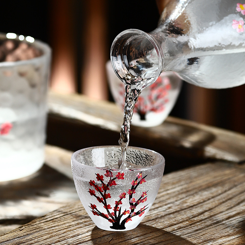 Ručni oslikani stakleni set za sake s motivima cvijeta trešnje i šljive — uključuje 4 čaše za sake, posudu za sake i posudu za vino — moderan minimalistički stil