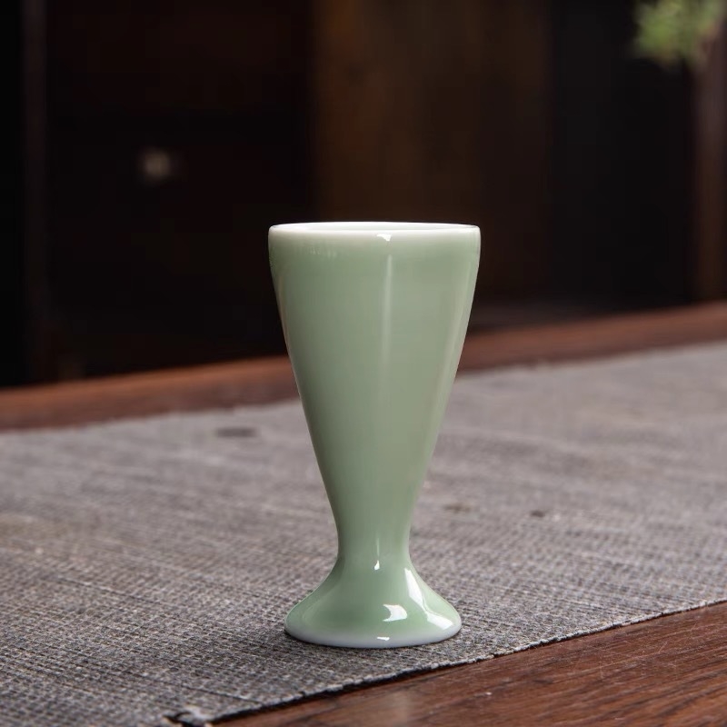 Porcelanski vinski set sa stalkom, 13-dijelni set, uključuje 6 posuda za vino i 6 čaša, moderni minimalistički stil