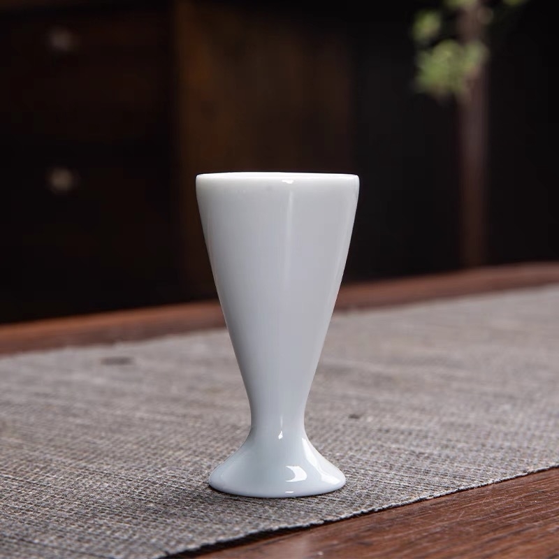 Porcelanski vinski set sa stalkom, 13-dijelni set, uključuje 6 posuda za vino i 6 čaša, moderni minimalistički stil