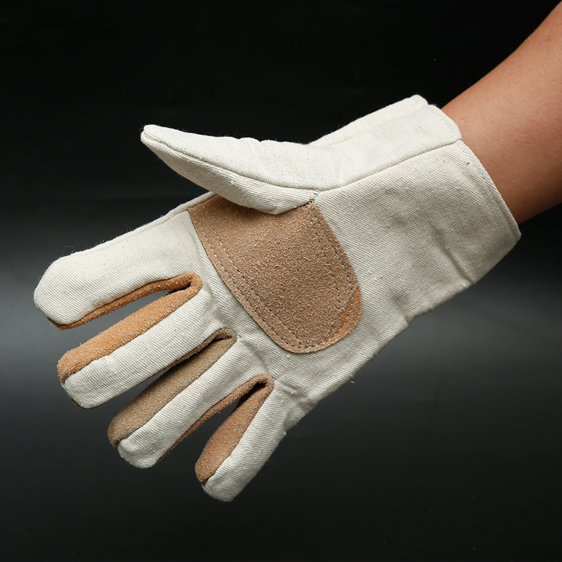 Hegesztéshez tervezett munkavédelmi kesztyű, dupla rétegű vászon, megerősített tenyérbőrrel, csúszásmentes, olajálló és vágásálló.