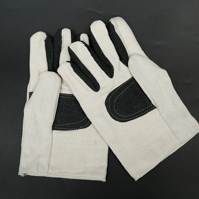 Hegesztéshez tervezett munkavédelmi kesztyű, dupla rétegű vászon, megerősített tenyérbőrrel, csúszásmentes, olajálló és vágásálló.