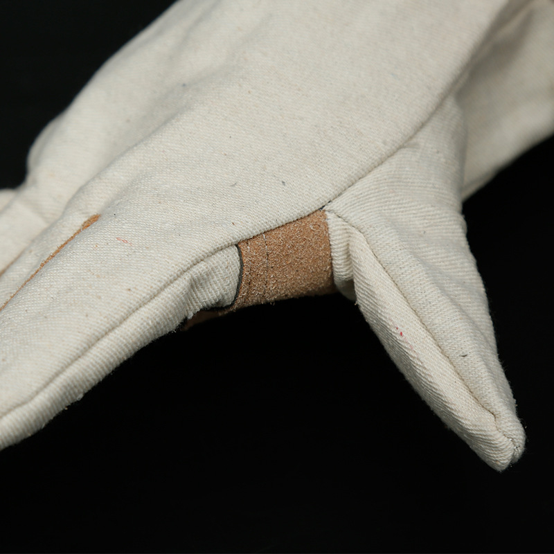 Hegesztéshez tervezett munkavédelmi kesztyű, dupla rétegű vászon, megerősített tenyérbőrrel, csúszásmentes, olajálló és vágásálló.