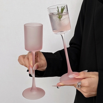 Čaša za vino s mat završetkom, INS stil — uspravni cilindrični oblik, duga noga, kapacitet 101–200 ml