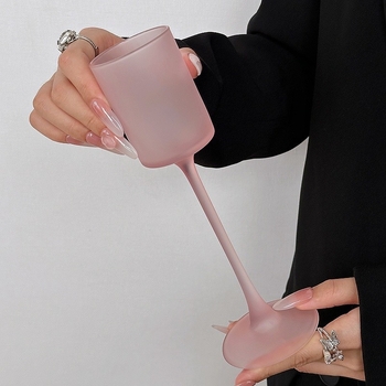 Čaša za vino s mat završetkom, INS stil — uspravni cilindrični oblik, duga noga, kapacitet 101–200 ml