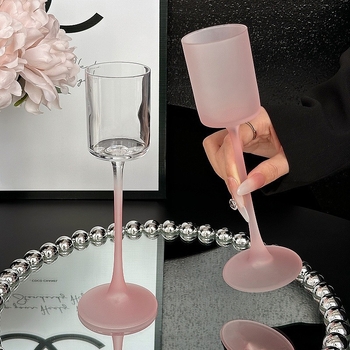 Čaša za vino s mat završetkom, INS stil — uspravni cilindrični oblik, duga noga, kapacitet 101–200 ml