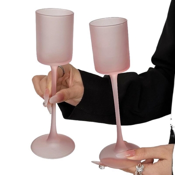 Čaša za vino s mat završetkom, INS stil — uspravni cilindrični oblik, duga noga, kapacitet 101–200 ml