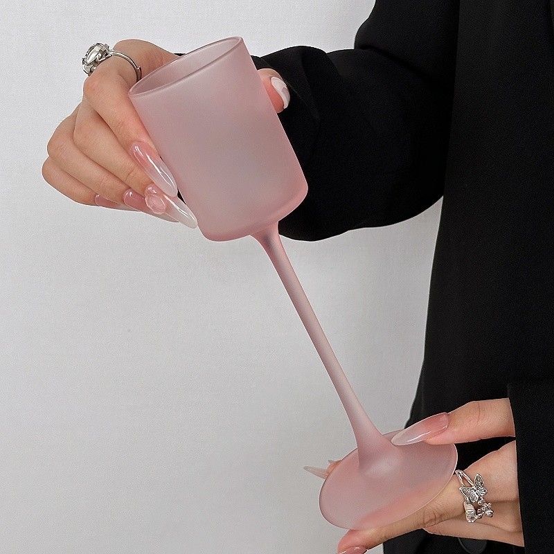 Čaša za vino s mat završetkom, INS stil — uspravni cilindrični oblik, duga noga, kapacitet 101–200 ml