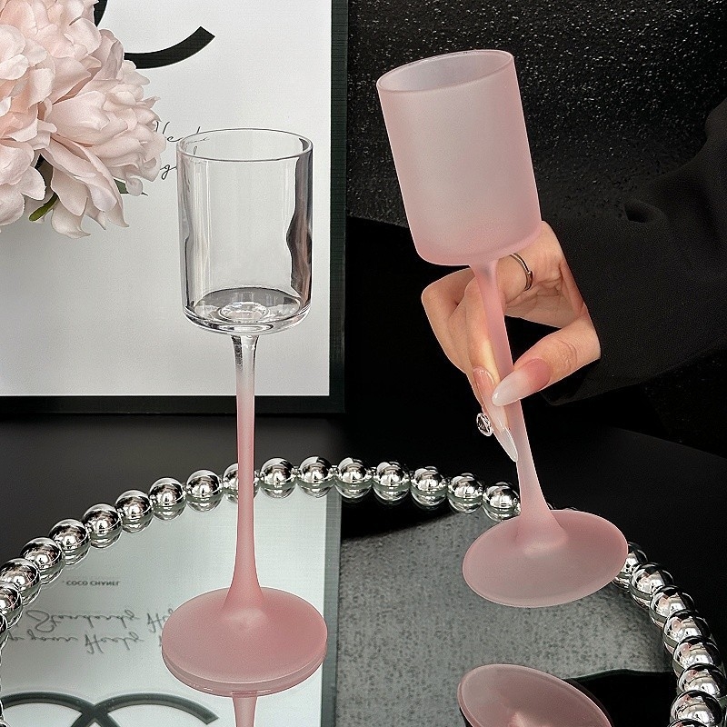 Čaša za vino s mat završetkom, INS stil — uspravni cilindrični oblik, duga noga, kapacitet 101–200 ml