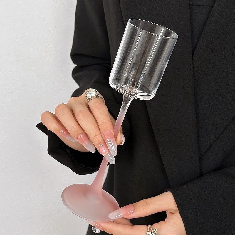 Čaša za vino s mat završetkom, INS stil — uspravni cilindrični oblik, duga noga, kapacitet 101–200 ml